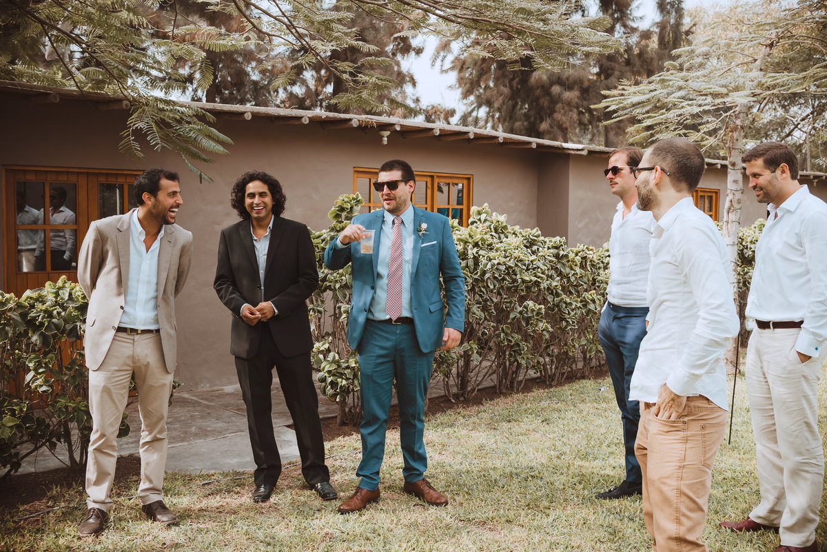 novio con amigos antes de su boda risas alegria felicidad cervezas reunion de amigos