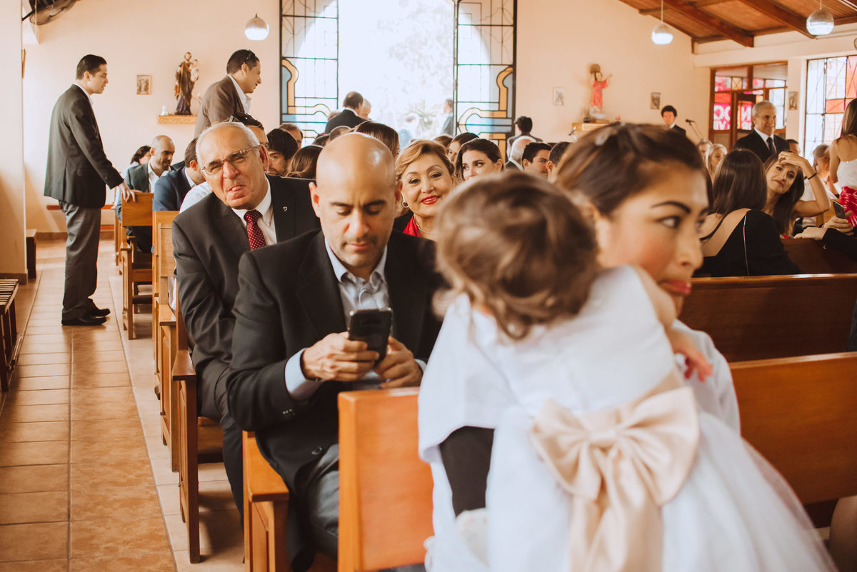 iglesia ceremonia niña invitados hombre sacando la lengua boda wedding alejandra ramos fotografia fotografa de bodas de confianza momentos