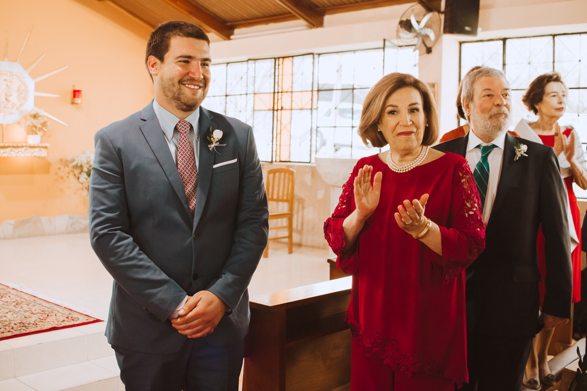 novio en iglesia esperando a la novia boda wedding novios iglesia ceremonia feliz alegria fotografa de bodas