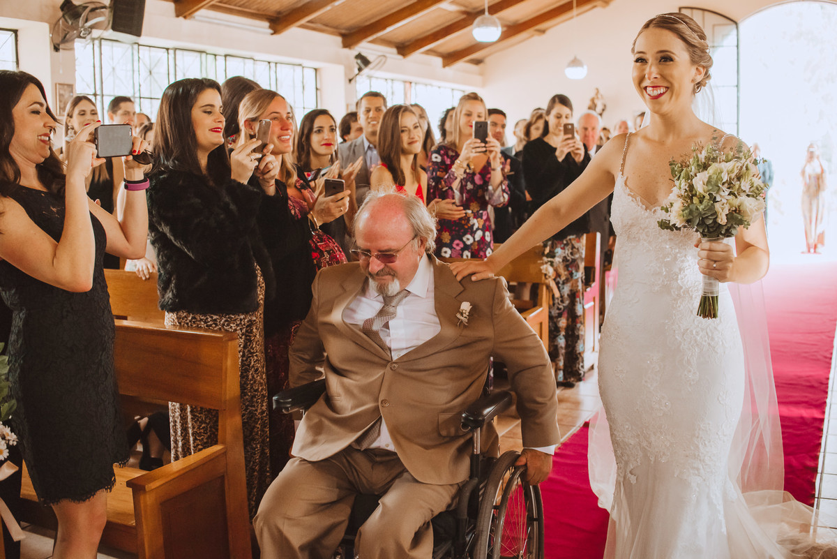novia entrando a iglesia con su papa feliz novios bodas peru argentina fotografa de confianza de bodas ingreso momentos vestido dress
