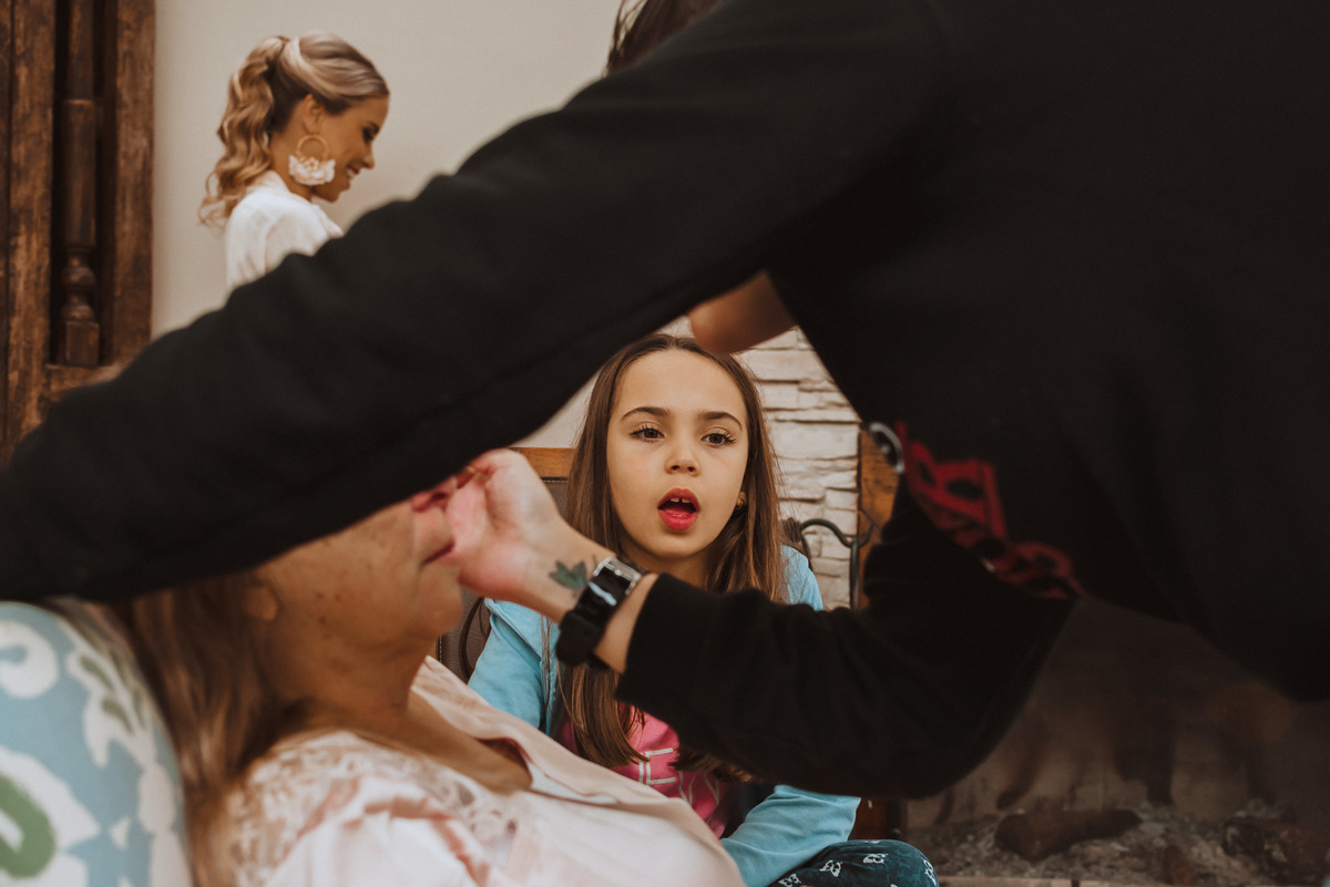 invitados previa de la novia y su familia niña madre y hermana maquillaje make up getting ready fotografa de boodas en peru y argentina