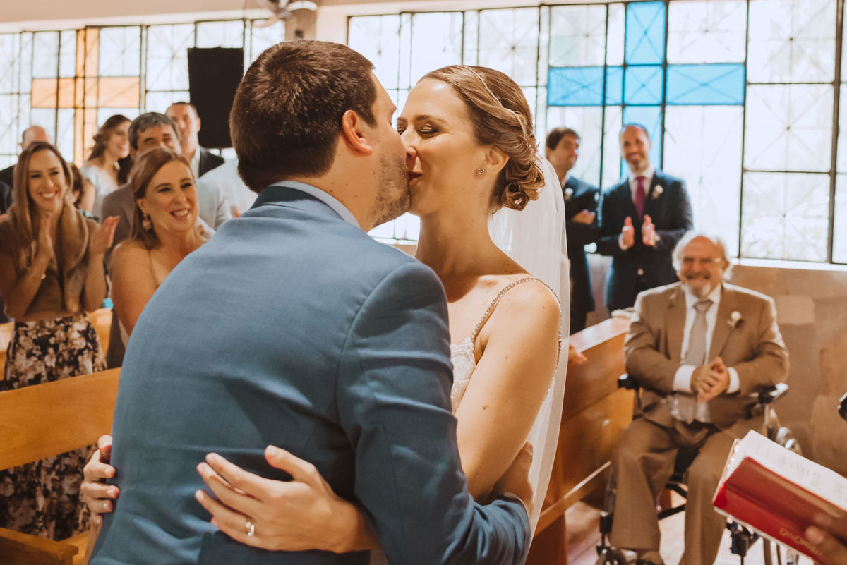 novios felices si quiero fotografa de bodas peru argentina padre feliz el beso besos acepto ceremonia iglesia amor