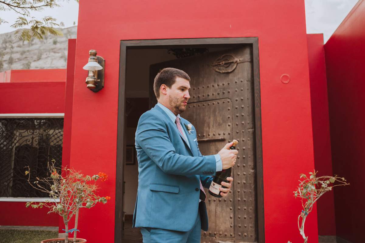 sesion de novios novio descorchando champagne fotografa para tu gran dia de bodas fotografa de confianza 