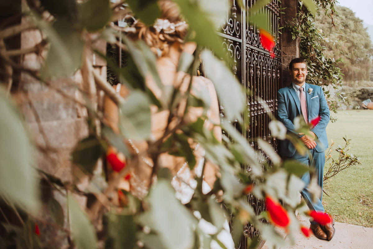 novio enamorado sesion de novios felices alegres momentos unicos fotografa de bodas de confianza 