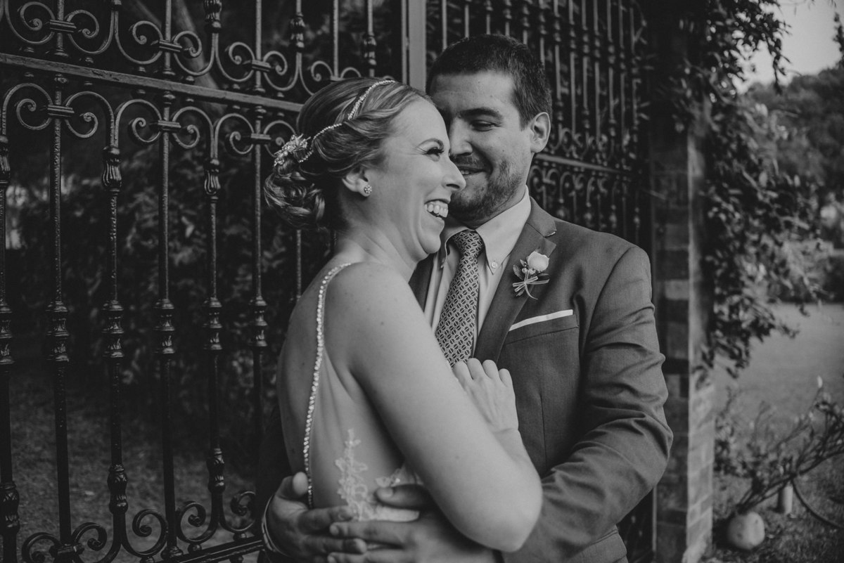 novios felices sonriendo blanco y negro sesion de novios al aire libre momentos unicos amor fotografa de bodas de confianza 
