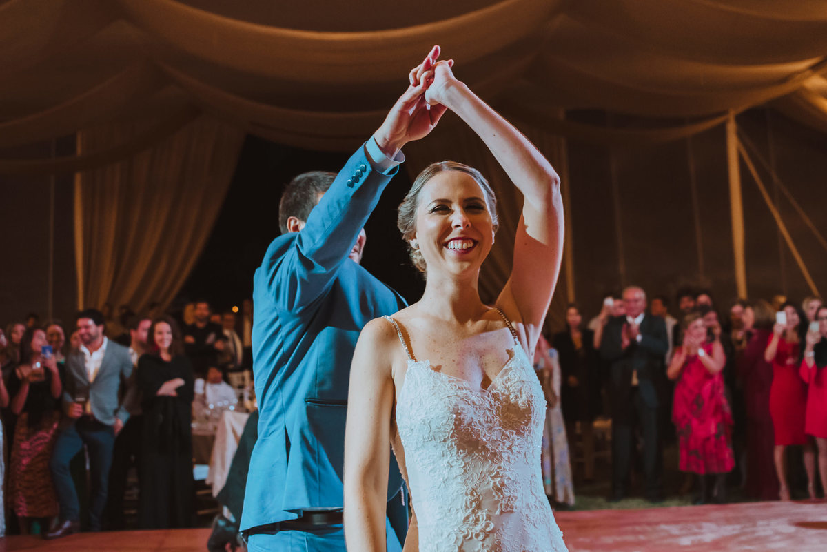 primer baile first dance novia feliz fotografa de bodas felicidad novios bailando alegria sonriendo fotografa de confianza