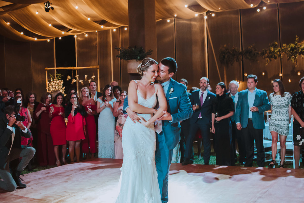 primer baile first dance novios felices el beso amor fiesta party momentos unicos fotografa de bodas momentos unicos la boda perfecta alejandra ramos fotografia inolvidable