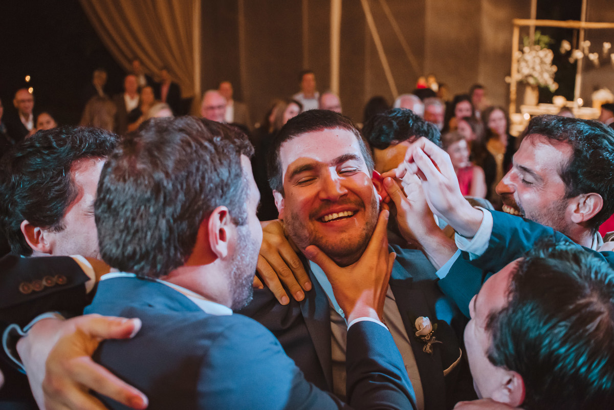 novio feliz celebrando con amigos fiesta saludos abrazos alegria party fotografa de bodas novios risas momentos increibles unicos bodas wedding