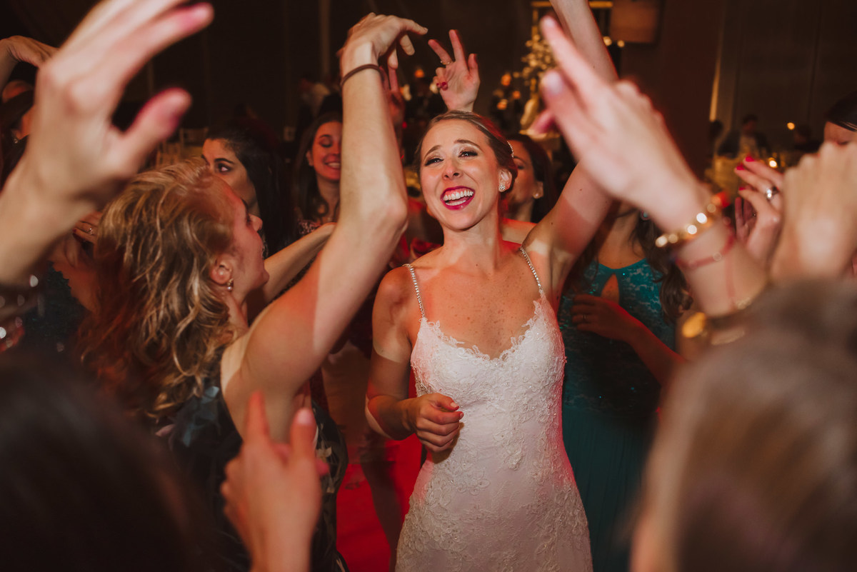 novia feliz festejo con amigas celebracion momentos inolvidables fotografa de bodas fiesta party 