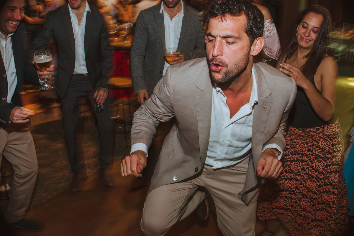 invitado bailando feliz en fiesta de boda peru argentina disfrutando fotogarafa de bodas
