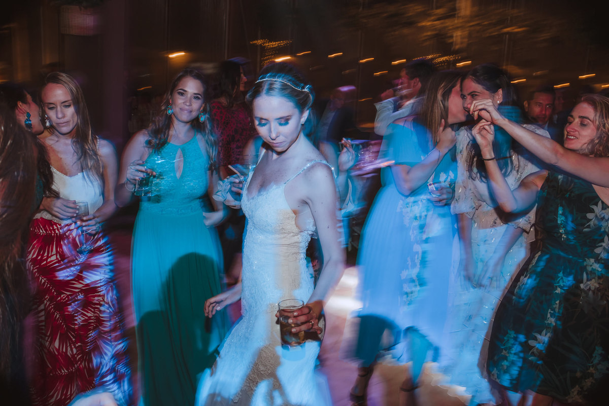 novia perfecta hermosa feliz alegre bailando disfrutando fiesta party boda amigas dance wedding party fotografa de momentos unicos  de confianza peru argentina momento bello 