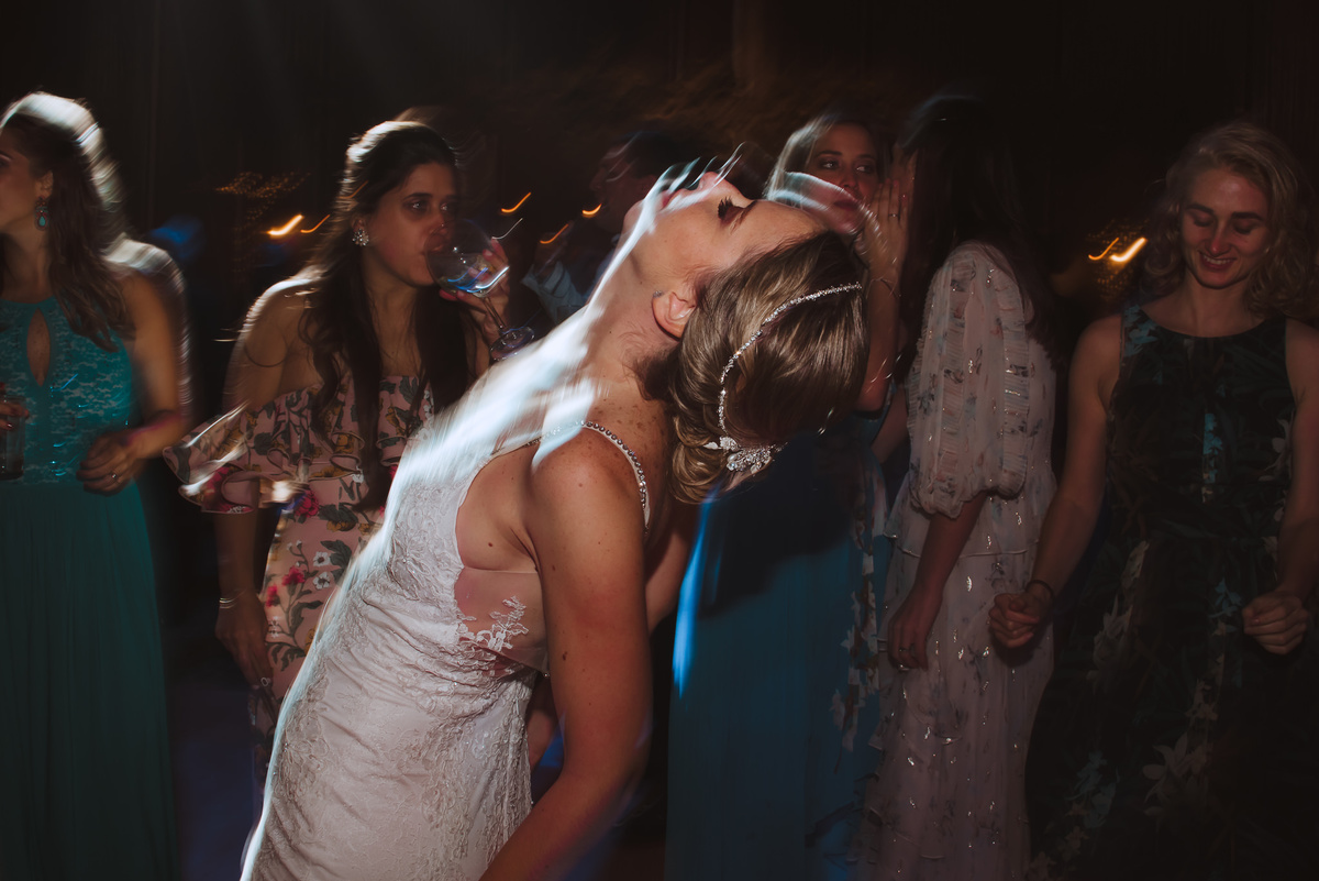 novia bailando feliz alegre fiesta baile party dance bodas fotografa de confianza capturando momentos unicos peru argentina 