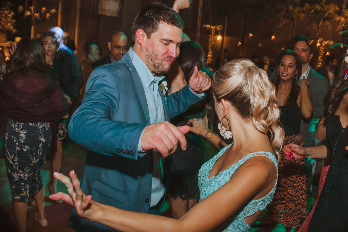 el novio disfrutando de su boda bailando momentos