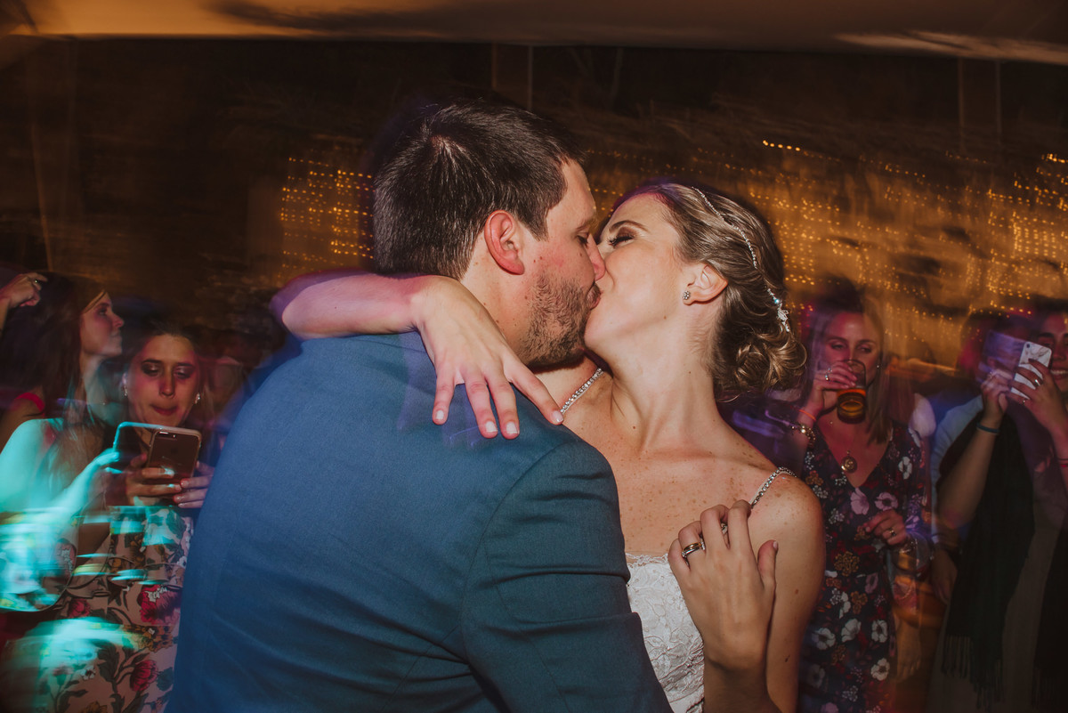 beso de novios en fiesta de boda enamorados felices fotografa capturando los mejores momentos  dance party peru argentina