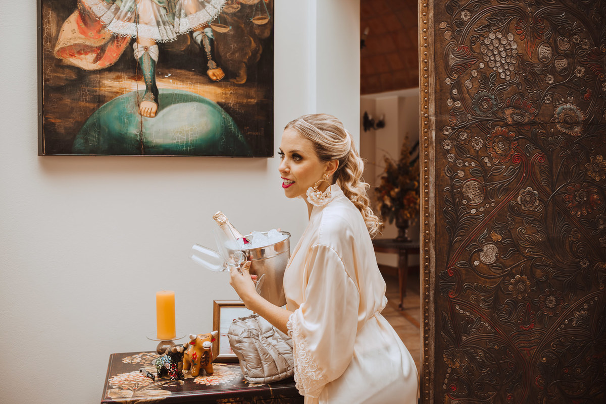 previa de la novia con hermana celebracion champagne copas brindis fotografa de bodas en argentina y peru 