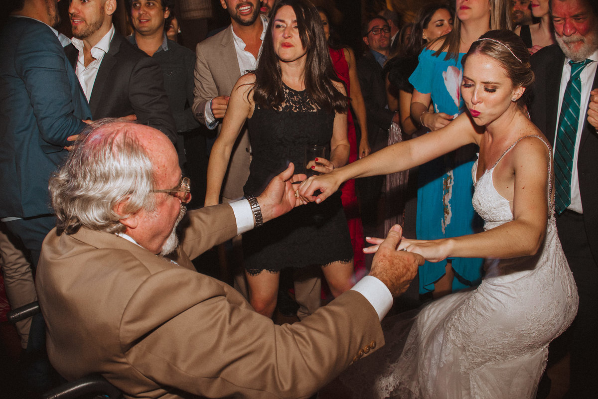 novia feliz bailando con papa en silla de ruedas alegria dance party fotografa de bodas momentos inolvidables y unicos 