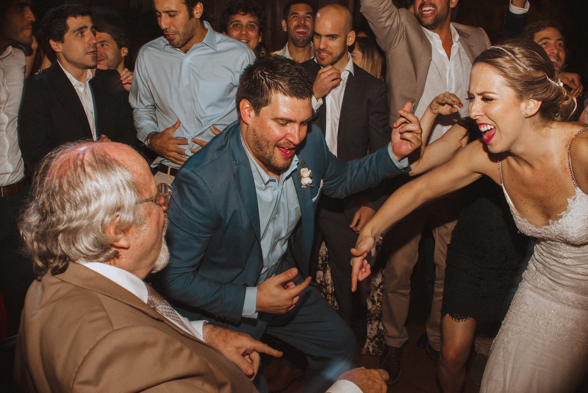 el mejor momento mejor baile novios con padre disfrutando bailando felices en la boda fiesta party fotografa de tu boda capturando los mejores momentos 