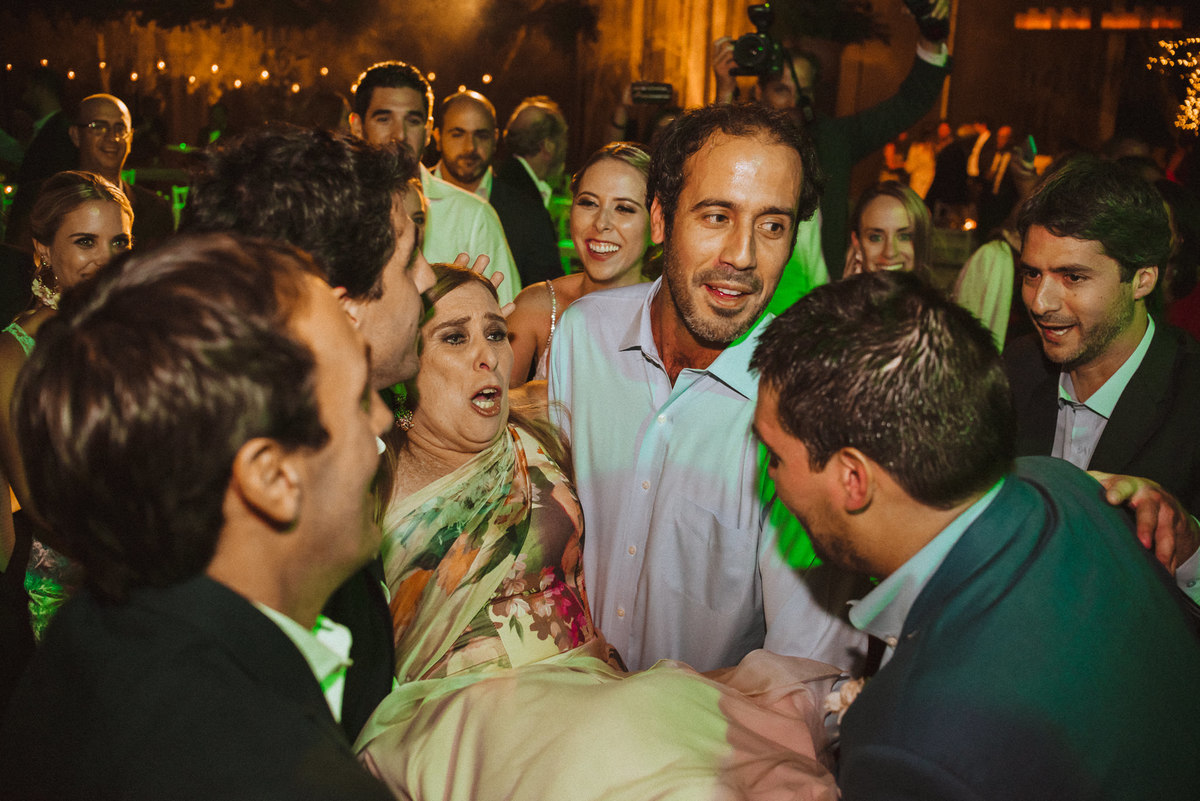 madre de novia asustada por lanzarla invitados amigos fiesta en la boda de novios momentos unicos fotografa de bodas de confianza 