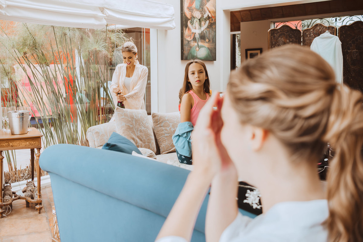 descorchando el champagne previa de la novia hermana novia contenta fotografa de bodas en peru y argentina