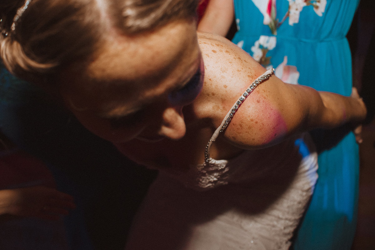 novia en la fiesta bailando detalle del vestido baile party fotografa de bodas alejandra ramos fotografia de confianza momentos