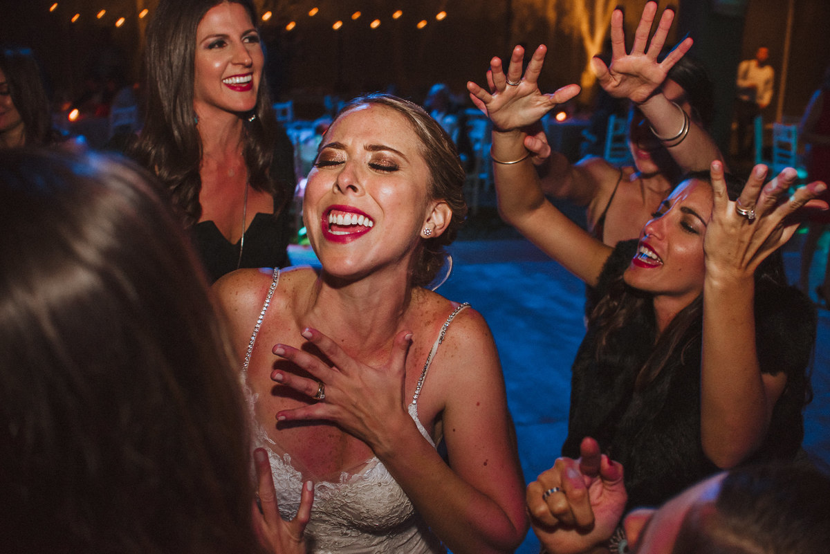 novia cantando feliz en boda con amigas invitados manos  alegria disfrutando party peru argentina