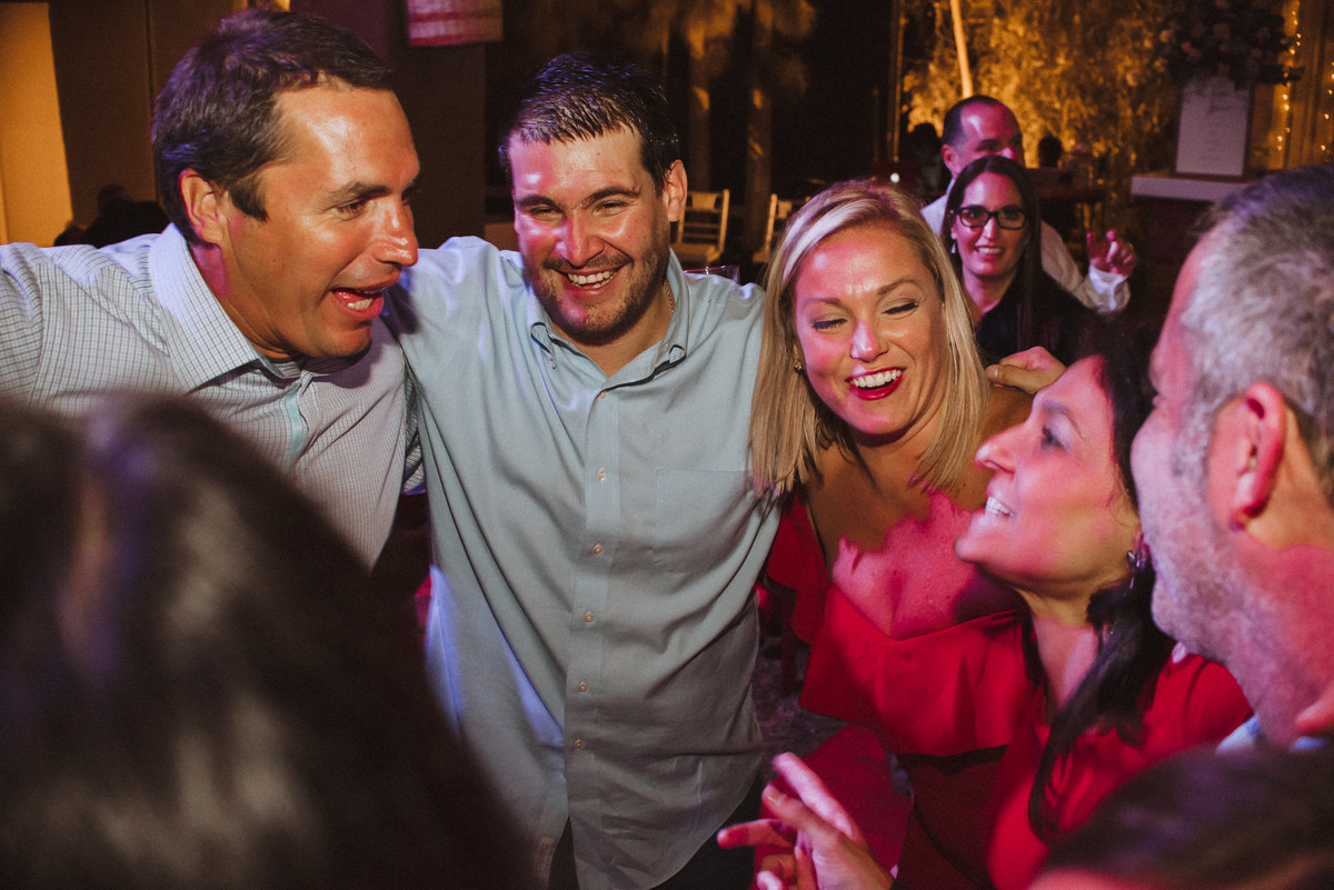 novio feliz en su boda junto a sus amigos e invitados fotografa de bodas de confianza capturando momentos unicos e inolvidables peru argentina