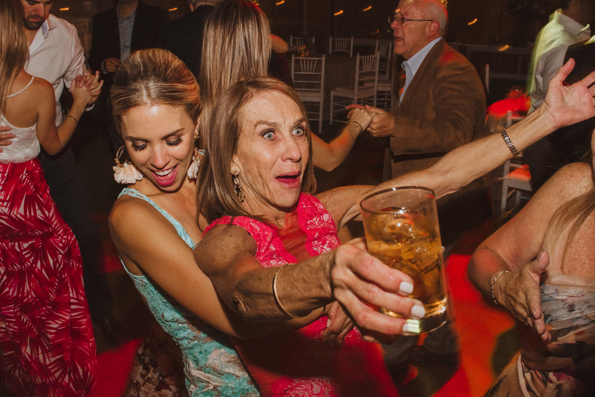 fiesta party baile dance disfrutando momento unico fotografa de bodas de confianza sorprendida 