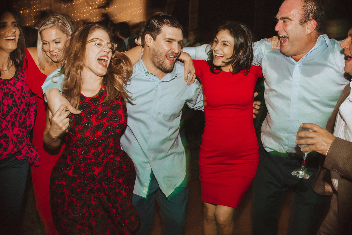 novio con amigos bailando disfrutando de su boda  bailando feliz alegre momentos inolvidables cantando fotografa de bodas