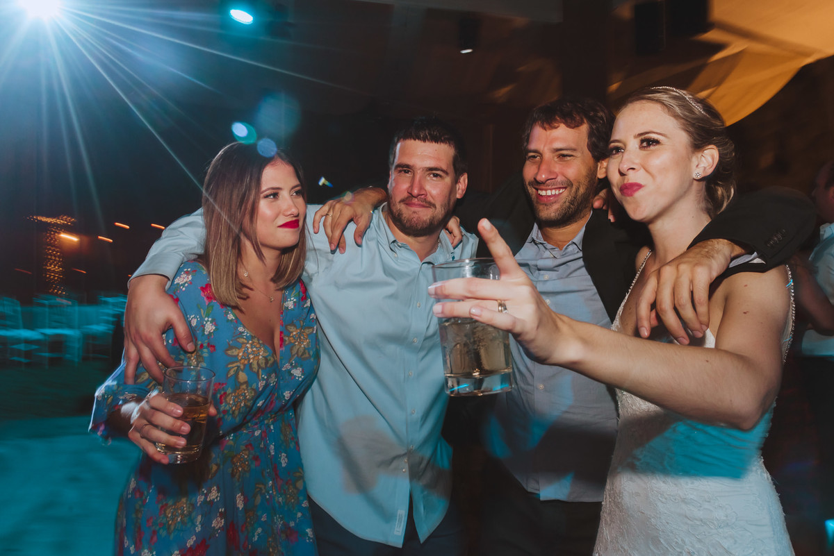novios con amigos bailando en grupo bodas felices alegres luces 