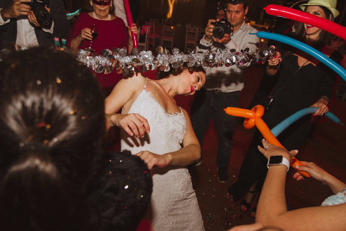 novia divertida diferente celebrando y bailando momentos unicos fotografa de bodas hora loca cotillon 