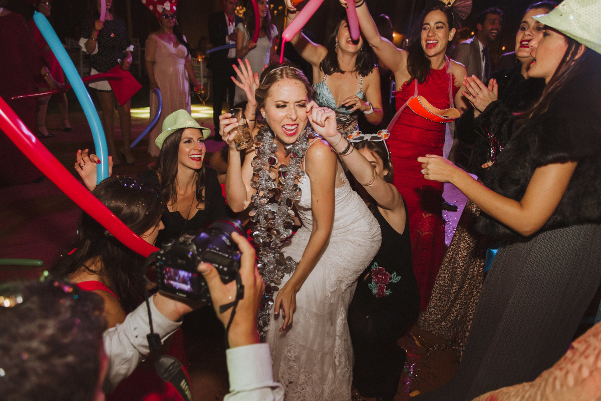 novia disfrutando de su boda bailando con amigos e invitados fiesta baile fotografa de bodas momentos inolvidables y unicos  hora loca