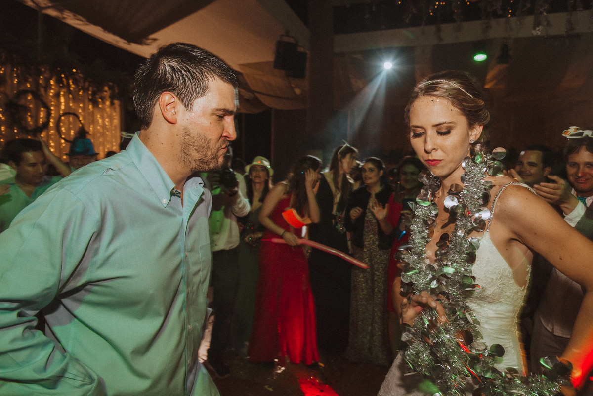 novios bailando baile fiesta party wedding peru argentina fotografa de bodas momentos cotillón hora loca 