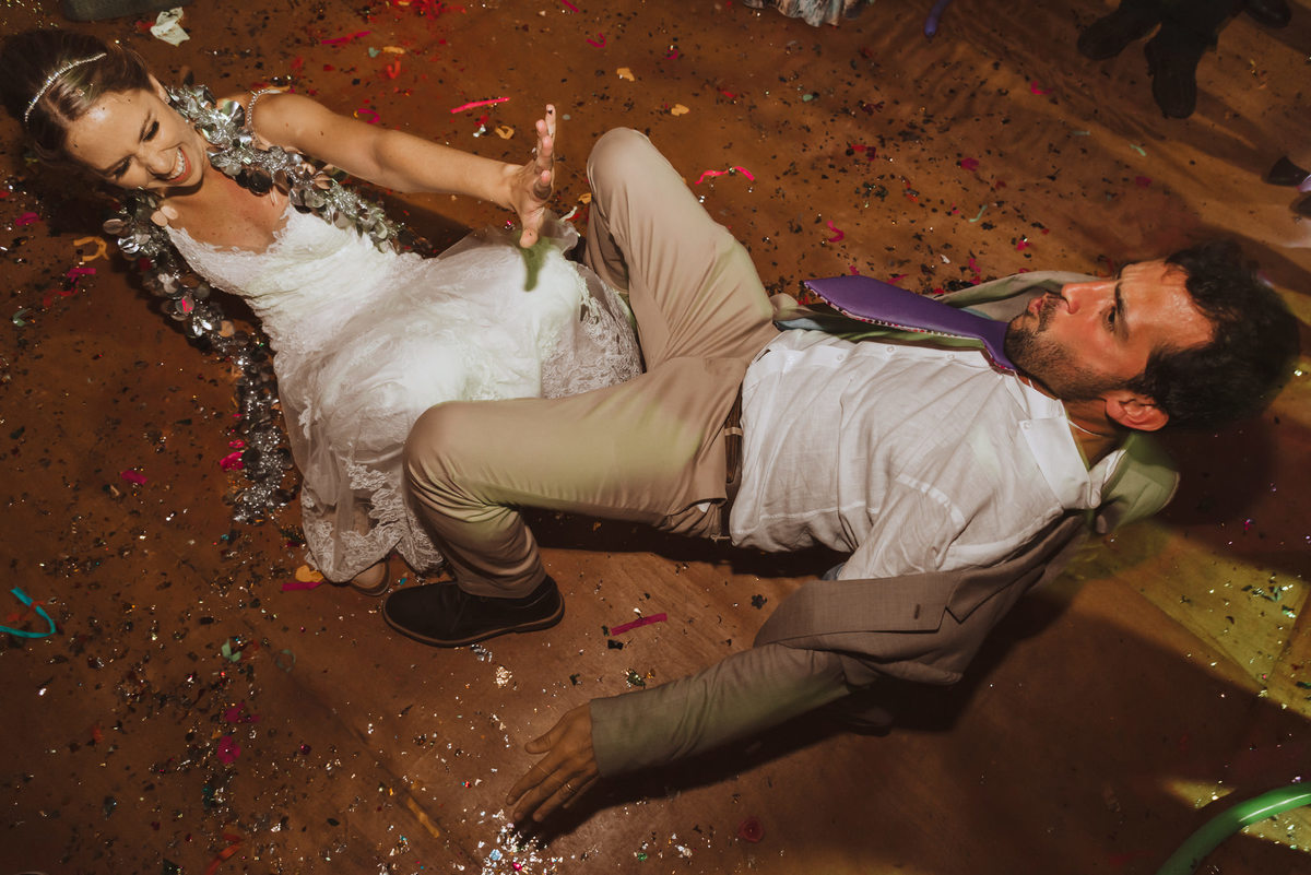 novia bailando con amigo en el suelo diversion fiesta alegria bodas wedding party dance novia diferente momentazo 