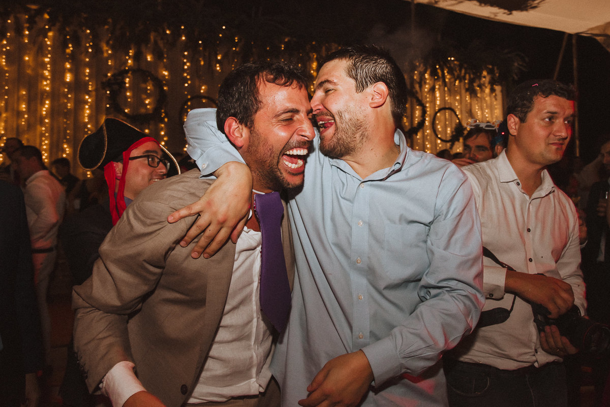 novio con amigo hablando alegres felices secreto momento unico fiesta bodas party 
