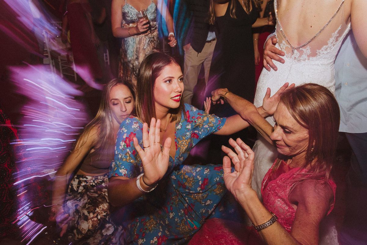 invitadas bailando en suelo luces disfrutando fiesta de boda de novios 