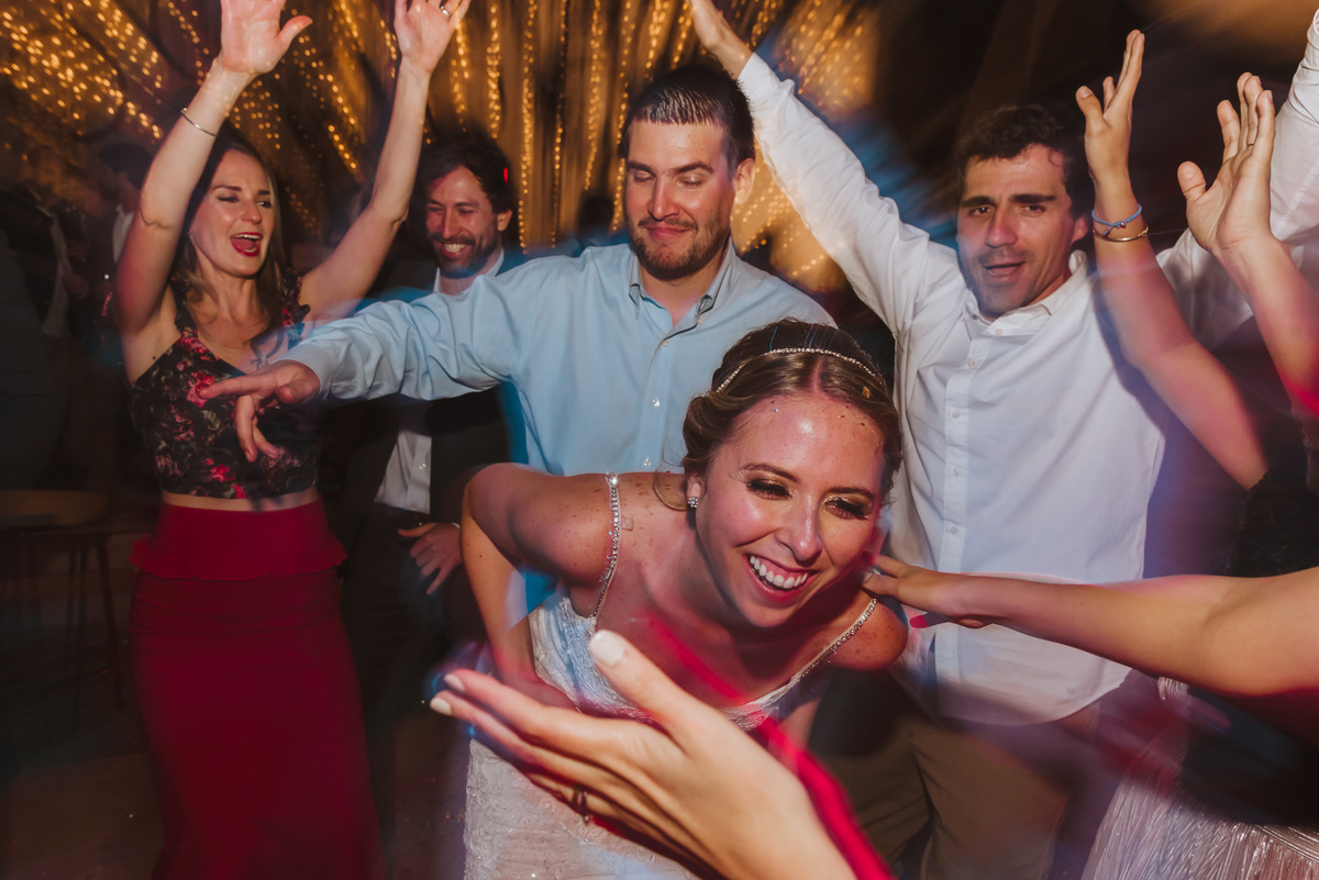 novios diferentes disfrutando boda fiesta baile riendo alegres diversion momento unico fotografa de bodas de confianza para bodas novias