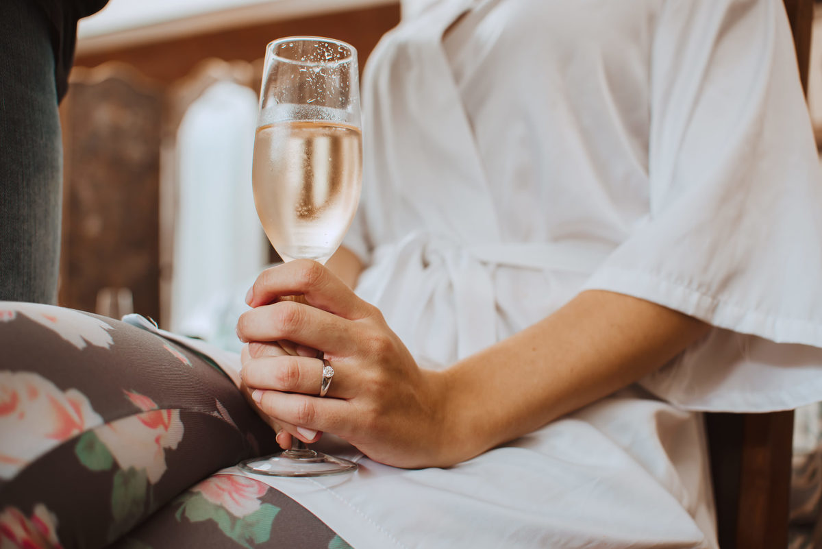 previa de la novia anillo aro de novia champagne salud detalle de mano 