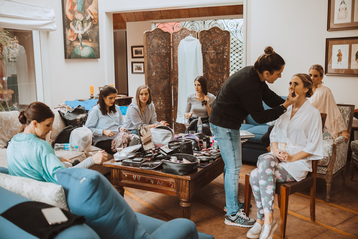 previa de la novia con amigas make up getting ready preparativos fotografa de tu boda novias copadas 