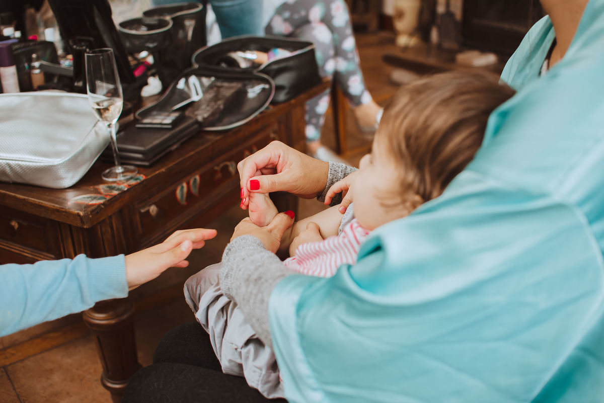 pequeña invitada pies bebe en la previa de la novia wedding caricias cariño 