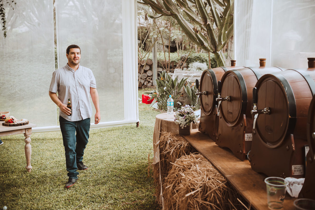 previa del novio fotografa de bodas en peru y argentina novio relajando con cerveza previanovios bodas wedding