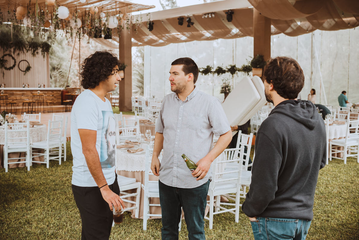 previa de novio con amigos salud conversando cervezas fotografa de tu gran dia de boda en peru argentina 