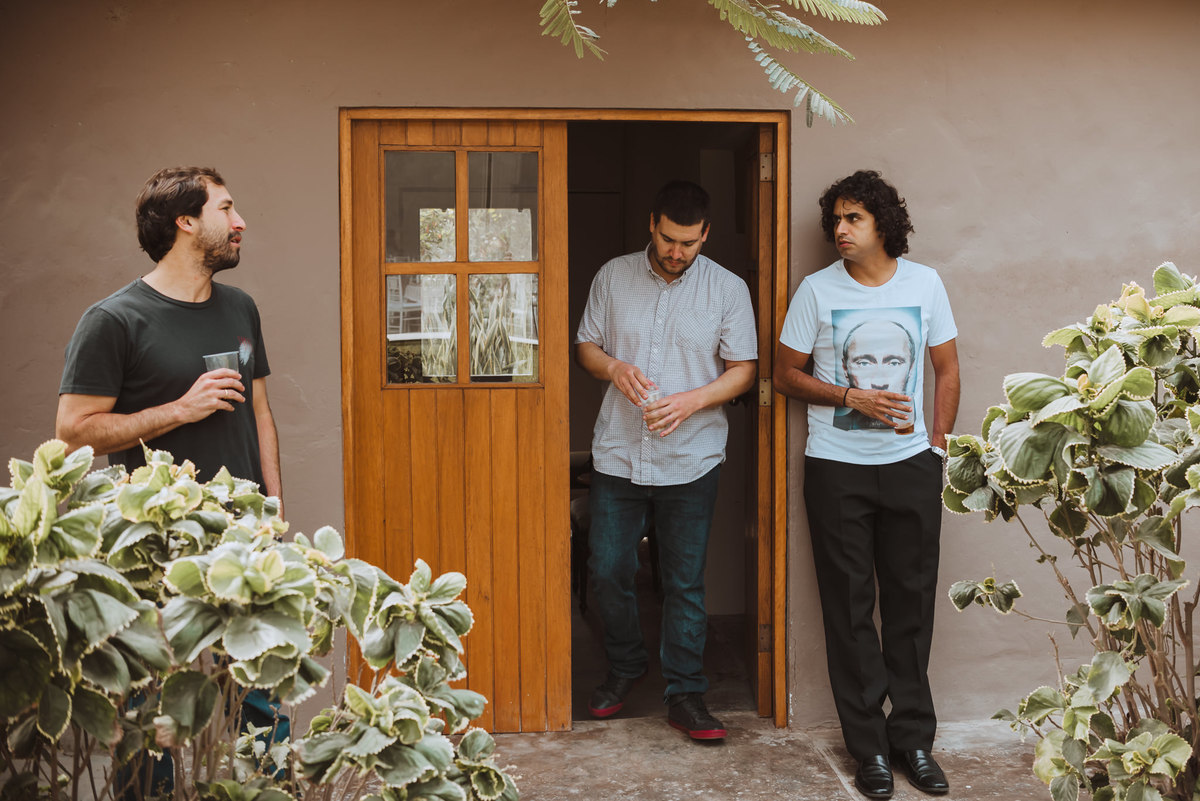 novios con amigos en la previa a la boda peru argentina fotografa de confianza de bodas 