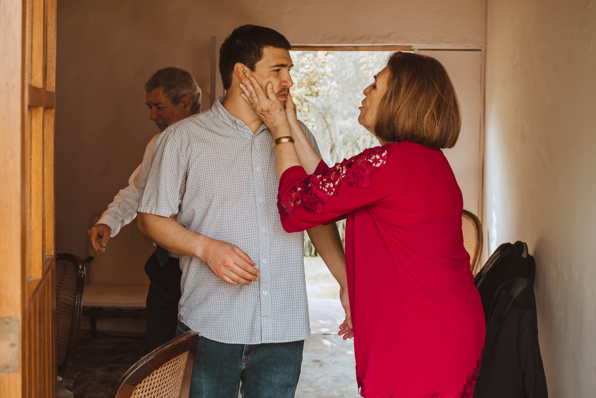 el novio con su mama cariños caricias amor fotografa de tu boda de confianza wedding en la previa con familia
