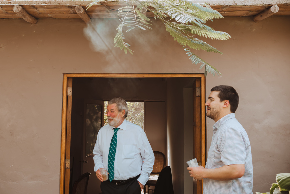 novio en la previa a boda con familia padre feliz fotografa de boda de confianza en peru argentina novios bodas 
