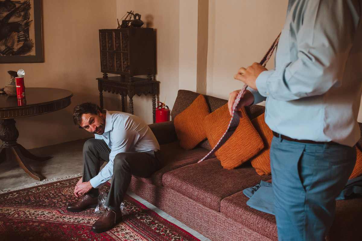 getting dressed previa de novio con amigo vestimenta vistiendo fotografa de novios de confianza bodas peru argentina