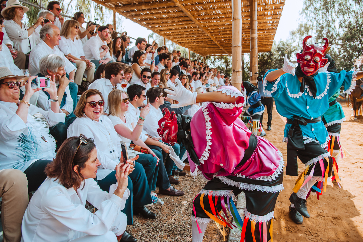 invitados mascara show amigos boda al aire libre hacienda mamacona wedding photographer