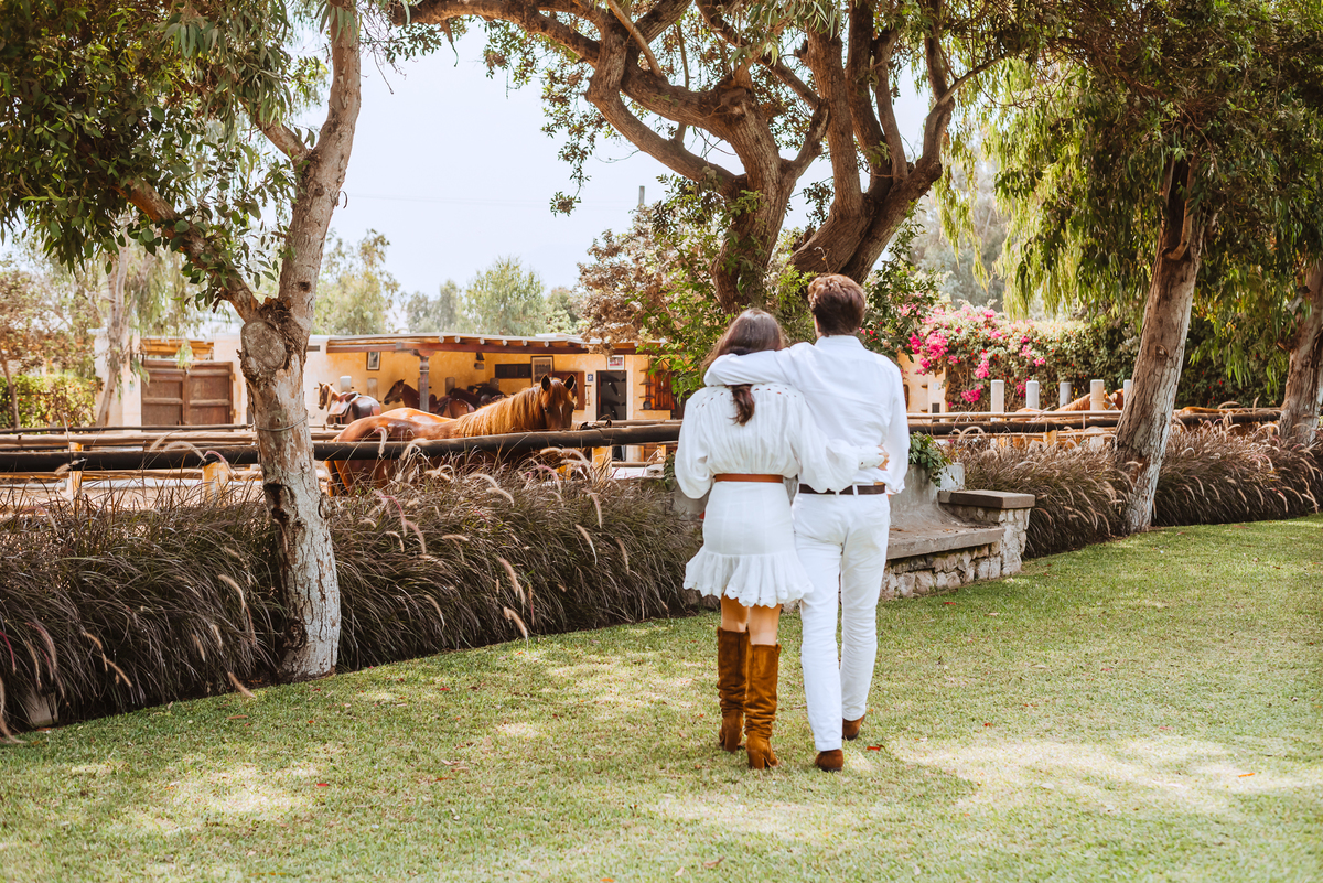 novios al air libre fotografa de bodas hacienda mamacona lunch almuerzo previo a la boda futuros esposos campo peru lima wedding photographer