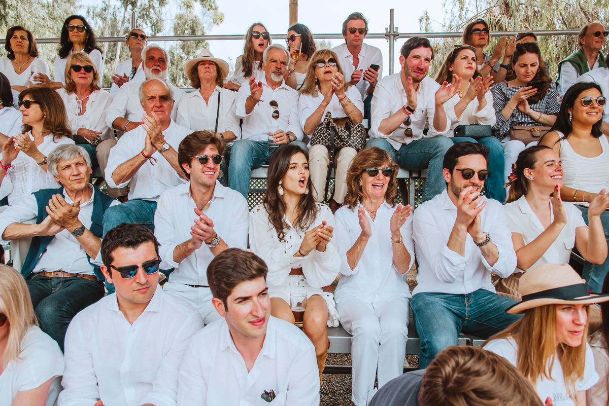 novios felices disfrutando espectaculo 