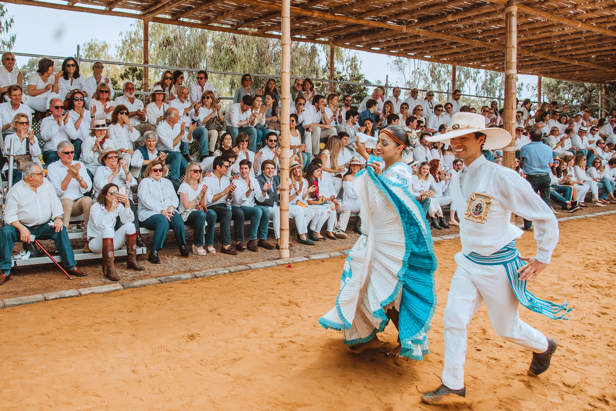 bailarines de marinera show al aire libre fotografa de bodas wedding hacienda mamacona espectaculo de baile en boda 