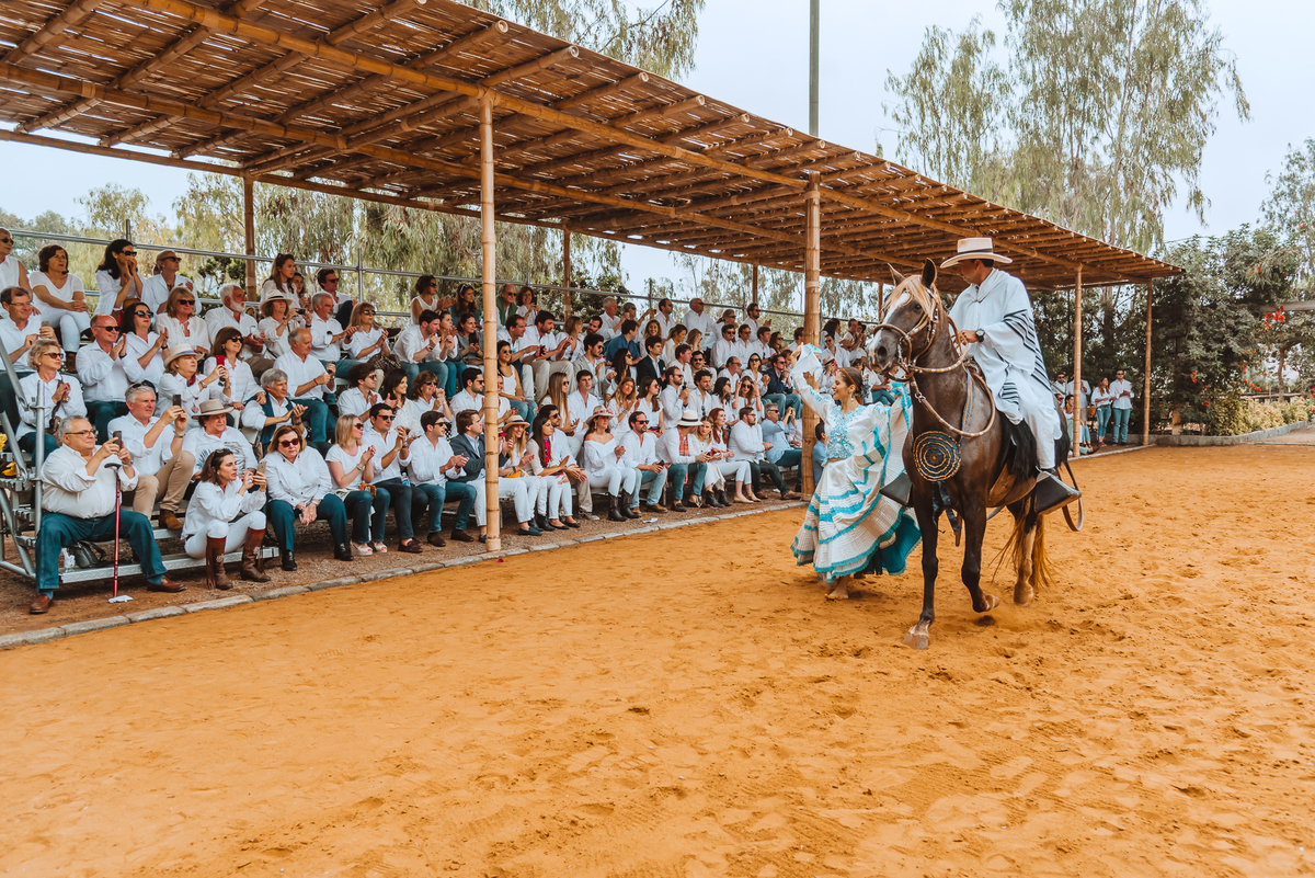demostracion de baile marinera con caballo de paso peruano fotografa de bodas alejandra ramos fotografia hacienda campo al aire libre lunch almuerzo